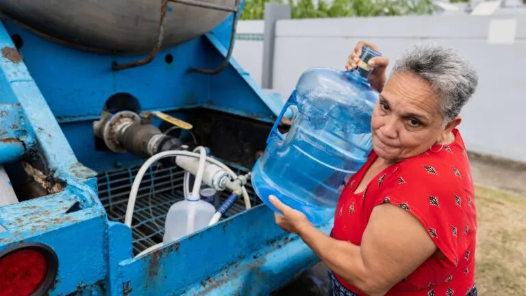 Puerto Rico enfrenta racionamiento de agua por sequía, bajos niveles en Carraízo y problemas de infraestructura hídrica.