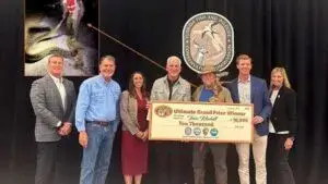 Florida Python Challenge con participantes retirando pitones invasoras para proteger los Everglades y la fauna nativa.
