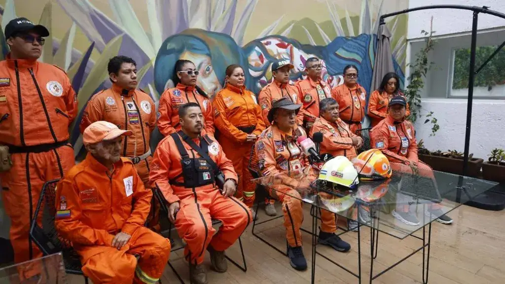 Topos Azteca participan en labores de rescate en Colombia