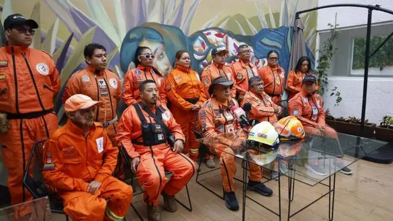 Topos Azteca participan en labores de rescate en Colombia
