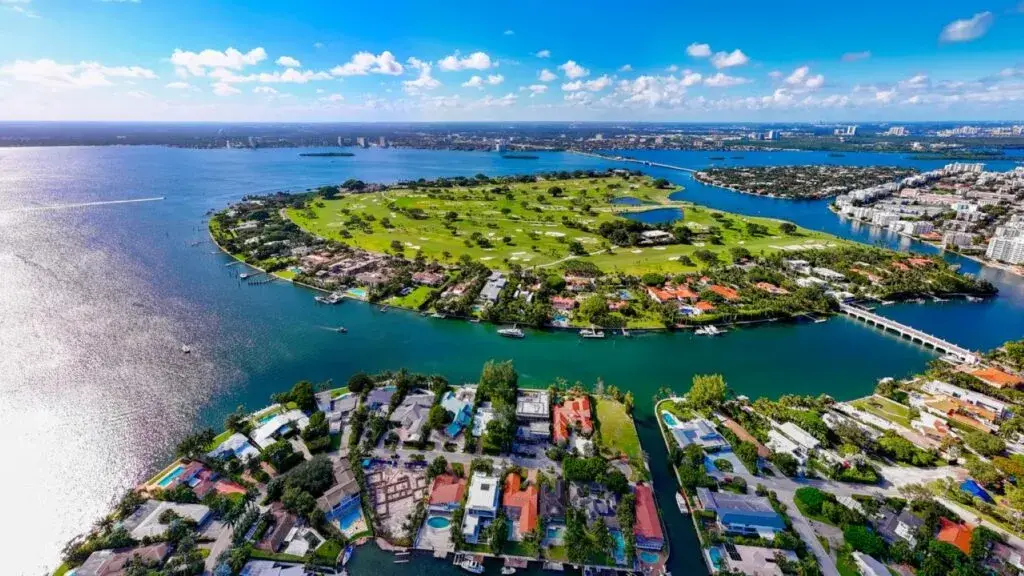Ultrarricos transforman el mercado inmobiliario de Miami con mansiones récord, propiedades exclusivas y operaciones millonarias.