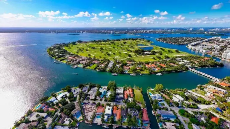 Ultrarricos transforman el mercado inmobiliario de Miami con mansiones récord, propiedades exclusivas y operaciones millonarias.