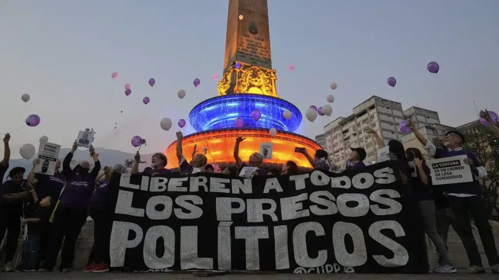 Presos políticos son excarcelados en Venezuela tras el avance de las negociaciones entre el gobierno interino y la oposición.