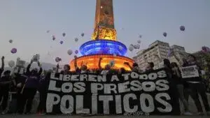 Presos políticos son excarcelados en Venezuela tras el avance de las negociaciones entre el gobierno interino y la oposición.