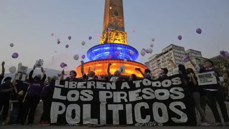 Presos políticos son excarcelados en Venezuela tras el avance de las negociaciones entre el gobierno interino y la oposición.
