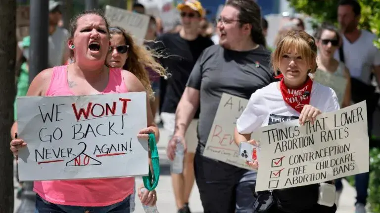 Aumento de viajes por aborto desde Florida hacia otros estados tras nuevas restricciones legales