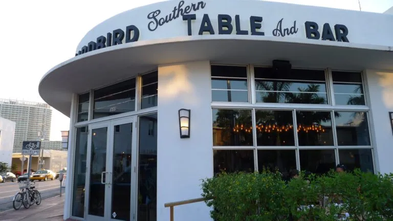 Cierre de Yardbird en Miami Beach tras 15 años de operación como uno de los restaurantes de brunch más conocidos.