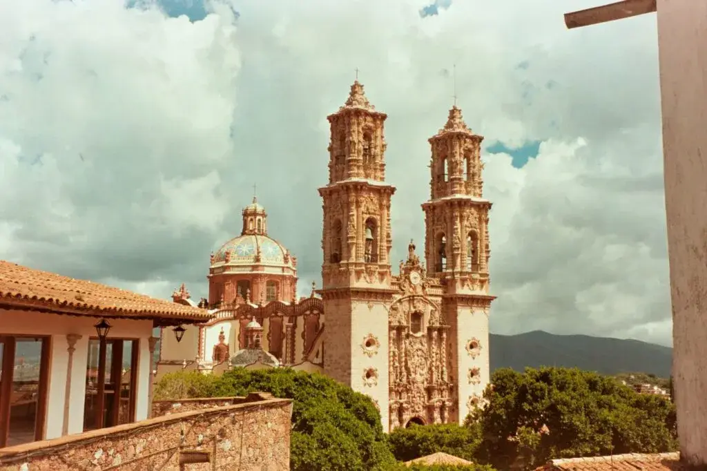 Edificio histórico de arquitectura barroca en México con fachada ornamentada y detalles coloniales