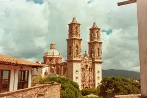 Edificio histórico de arquitectura barroca en México con fachada ornamentada y detalles coloniales