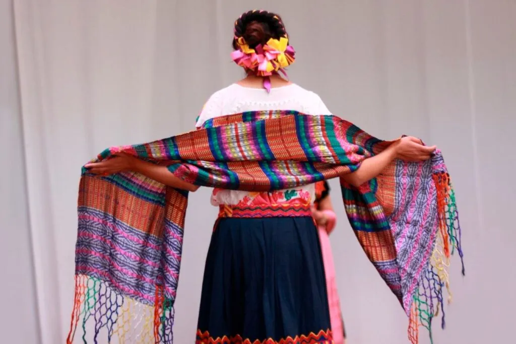 Rebozo mexicano tejido a mano muestra técnicas artesanales y conocimientos transmitidos entre generaciones.