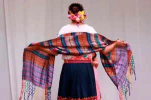 Rebozo mexicano tejido a mano muestra técnicas artesanales y conocimientos transmitidos entre generaciones.