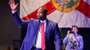 Byron Donalds defiende su propuesta política para Florida durante la campaña por la gubernatura