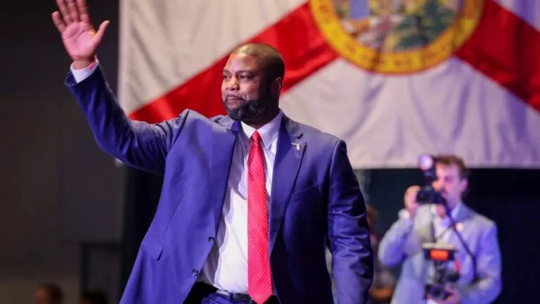 Byron Donalds defiende su propuesta política para Florida durante la campaña por la gubernatura