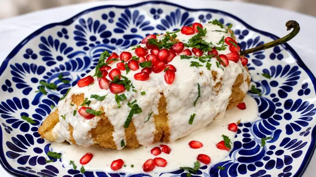 Chiles en nogada en Oaxaca servidos con granada y perejil durante las fiestas patrias.