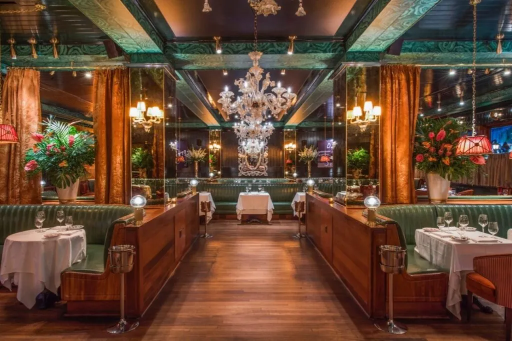 Restaurantes de Miami combinan gastronomía, arte y arquitectura en espacios modernos diseñados para transformar la experiencia culinaria.