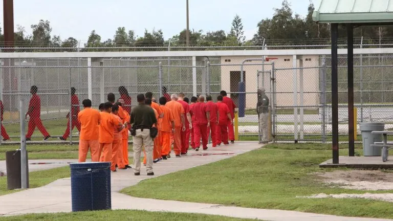 Miramar enfrenta denuncias por hacinamiento y malas condiciones en una instalación de ICE