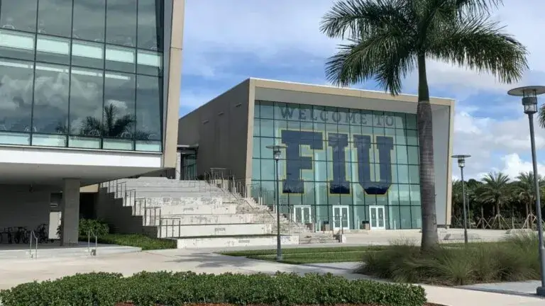 Florida restringe el acceso de estudiantes migrantes a universidades públicas