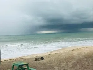 Huracán Polo provoca lluvias, oleaje elevado y fuertes vientos en las costas de Guerrero, Michoacán y Oaxaca.