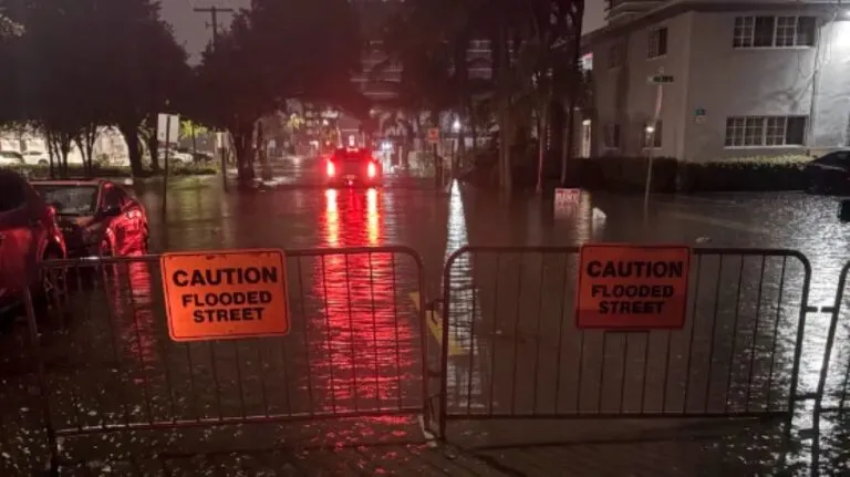 Inundaciones afectan calles y vecindarios de Miami-Dade y Broward tras fuertes lluvias