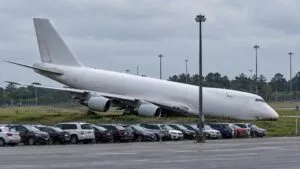 Avión de carga de Amazon fuera de la pista tras el aterrizaje fallido en el Aeropuerto Internacional de Miami.
