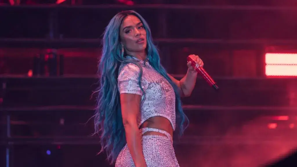 Karol G en los Latin Grammy tras su nominación a canción regional mexicana, una decisión que provocó críticas sobre música y nacionalidad