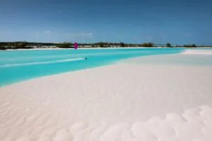 Lagos turquesa de Miami-Dade formados en antiguas canteras de piedra caliza cuyo fondo claro refleja la luz.