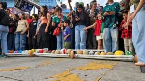 Carrera de melones reúne a participantes durante una peculiar tradición celebrada en Xalapa, México
