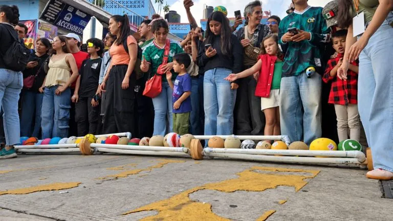 Carrera de melones reúne a participantes durante una peculiar tradición celebrada en Xalapa, México