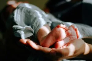 Fecundidad en México disminuye mientras factores económicos, laborales y familiares influyen en la decisión de tener hijos.