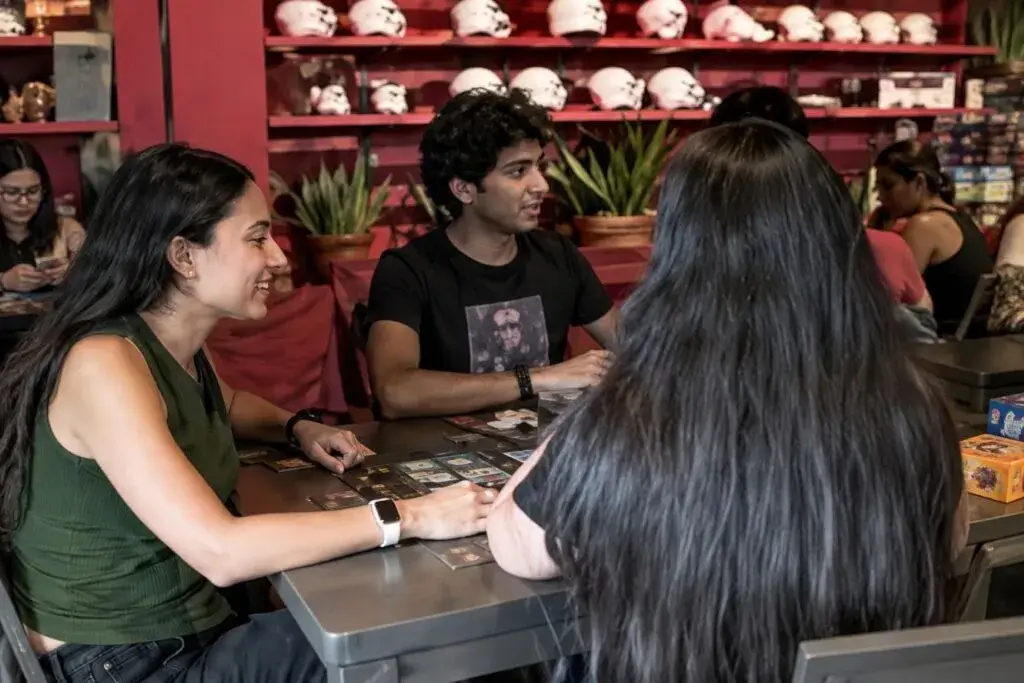 Miami Ironside reúne a residentes del sur de Florida durante una noche de juegos de mesa