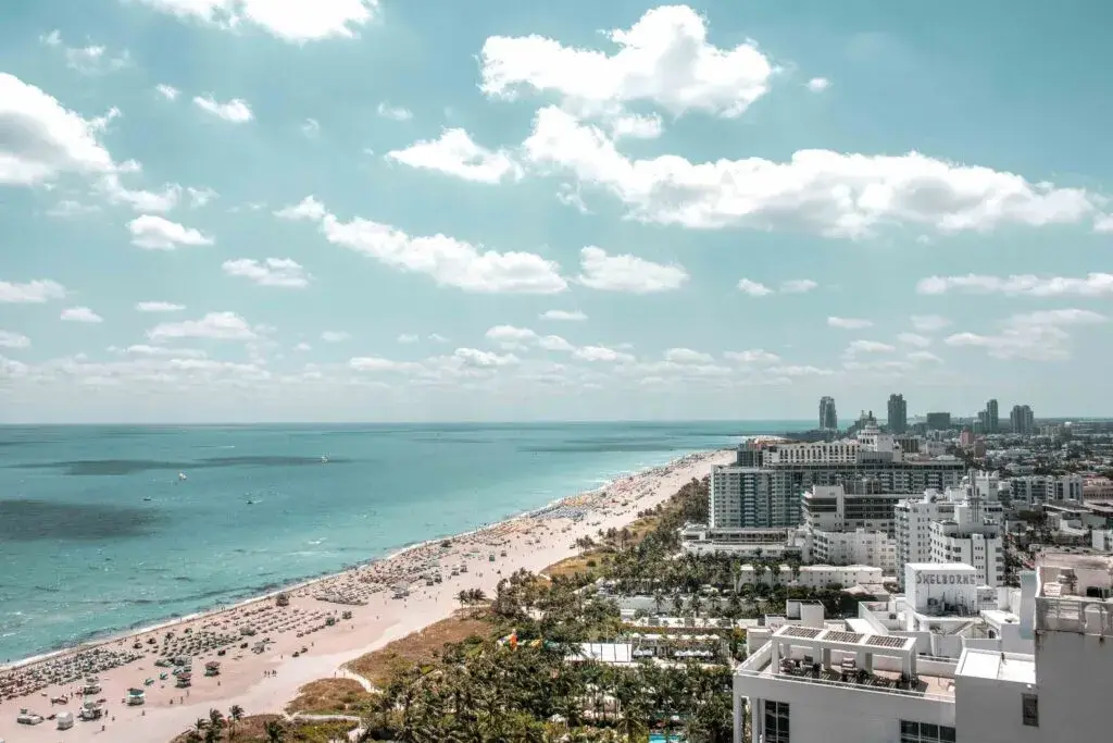 Tiempo en Miami con calor, humedad y posibilidad de tormentas durante la tarde en el sur de Florida.