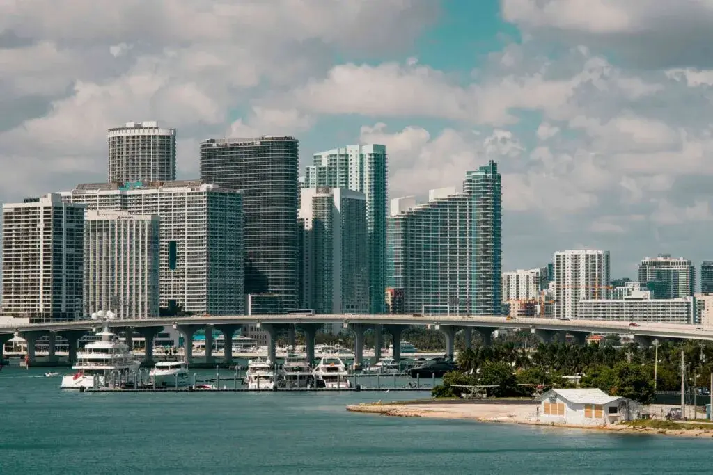 Clima en Miami con cielo nublado y lluvias sobre la ciudad de Florida