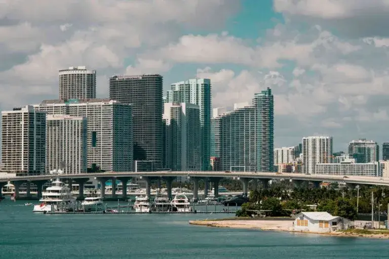 Clima en Miami con cielo nublado y lluvias sobre la ciudad de Florida