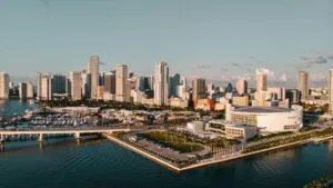 Clima en Miami con una jornada mayormente soleada y posibilidad de lluvias durante las últimas horas de la tarde.