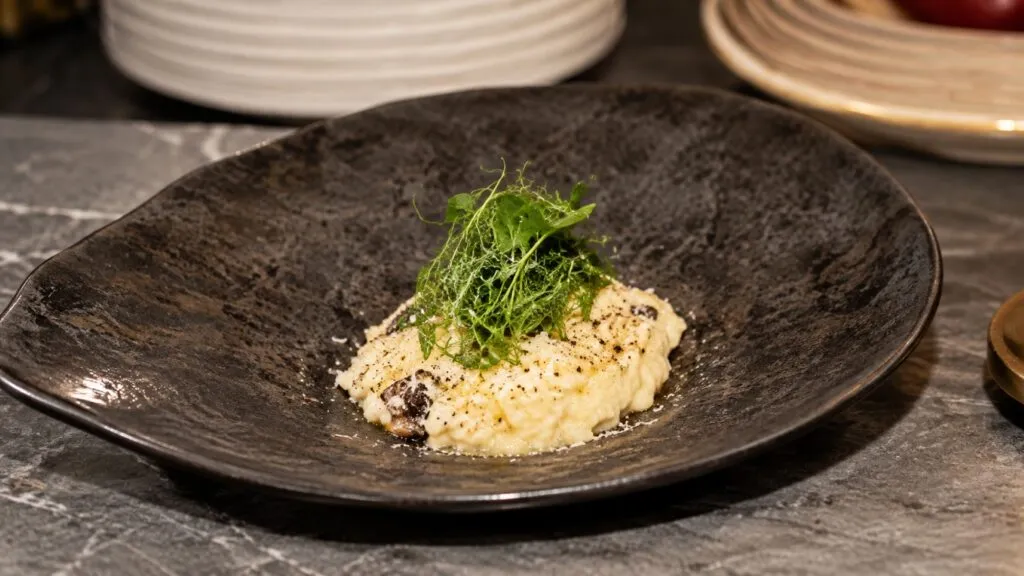 Interior elegante de Mutra, restaurante kosher de Miami con estrella Michelin, cocina israelí, menú estacional y enfoque local