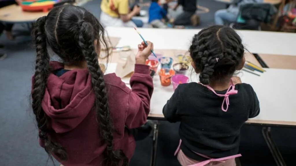 Niños migrantes enfrentan procesos de deportación sin representación legal en Estados Unidos