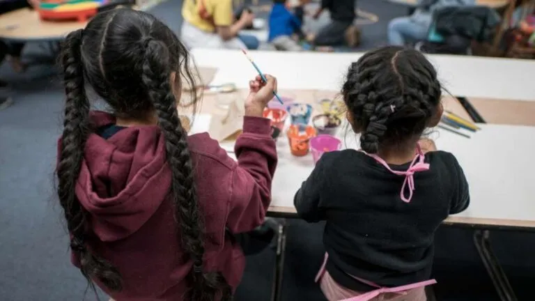Niños migrantes enfrentan procesos de deportación sin representación legal en Estados Unidos