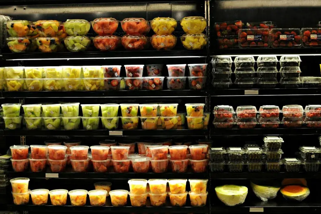 Precios de frutas en Miami con berries, melones y productos tropicales en un mercado mayorista.