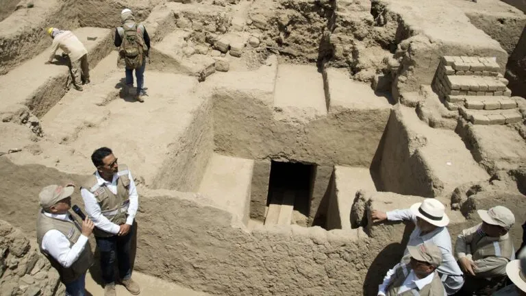 Tumba de 600 años descubierta cerca de Chan Chan y vinculada con la cultura chimú de Perú