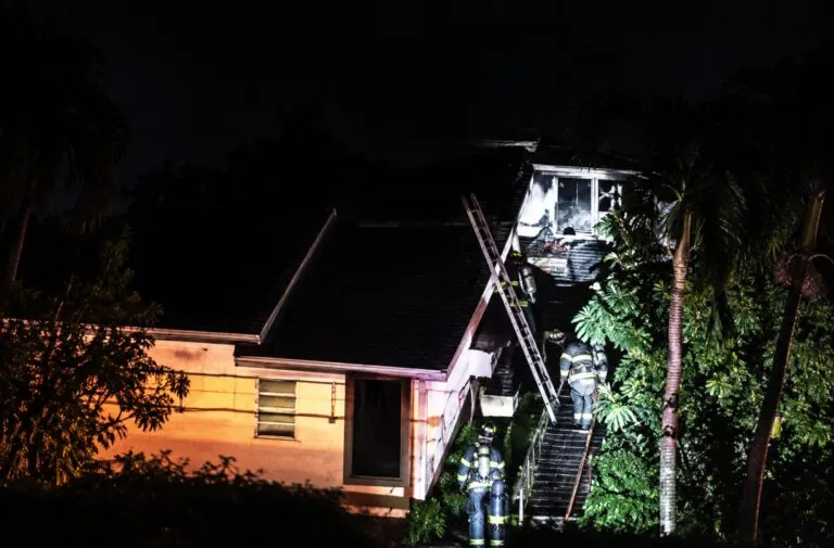 Incendio en Miami deja cuatro adultos desplazados después de causar daños severos en un dúplex residencial.