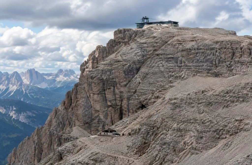 Helicóptero de rescate sobre los Dolomitas italianos tras el accidente de una mujer de Miami cerca de Canazei.