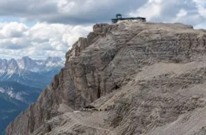 Helicóptero de rescate sobre los Dolomitas italianos tras el accidente de una mujer de Miami cerca de Canazei.