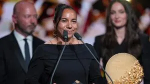 Charlyn Corral gana el premio a mejor goleadora del Balón de Oro en una gala donde también destacan Scarlett Camberos y Julián Quiñones.