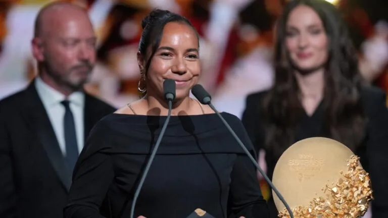 Charlyn Corral gana el premio a mejor goleadora del Balón de Oro en una gala donde también destacan Scarlett Camberos y Julián Quiñones.