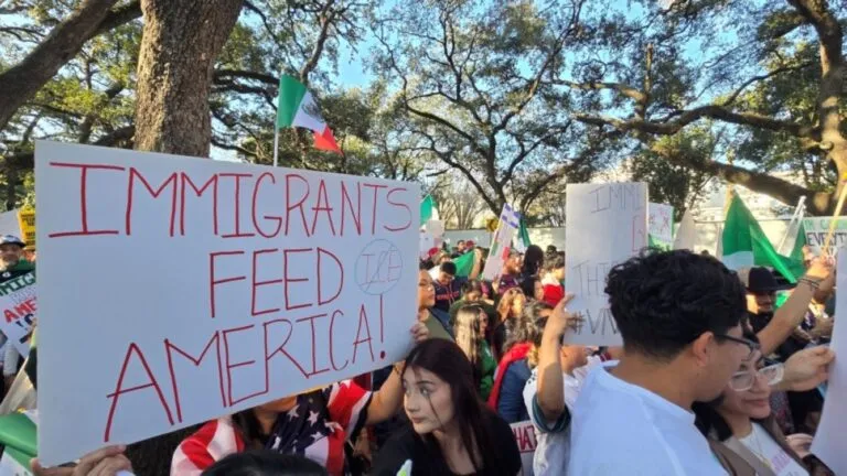 Latinos enfrentan dificultades económicas por el costo de vida