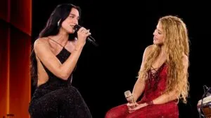Dua Lipa canta junto a Shakira durante un concierto en Madrid