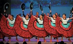 Ballet Folklórico de México presenta danzas tradicionales y vestuarios regionales durante su gira por Estados Unidos.
