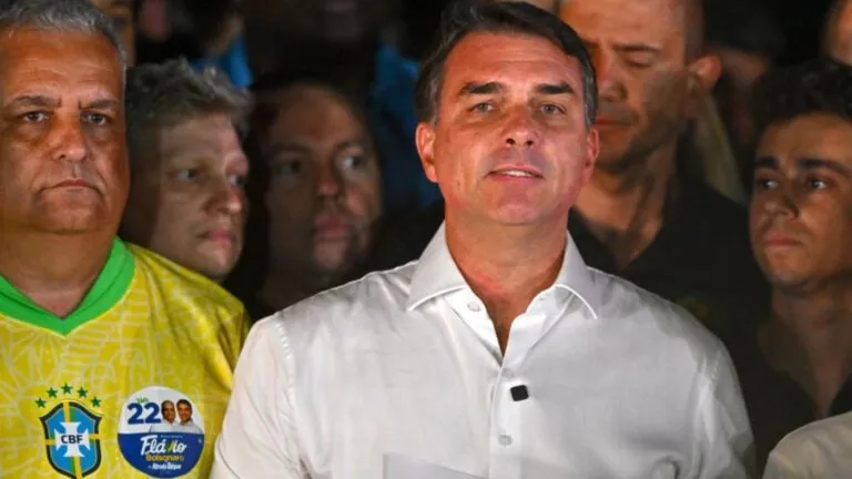 Flávio Bolsonaro abandona Brasil después de afirmar que permanecería para defenderse de las investigaciones y ejercer la oposición política.