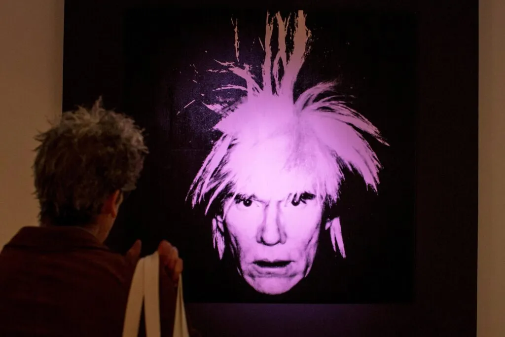 Galería de Miami relacionada con la venta de obras falsas de Andy Warhol mediante documentos y sellos fraudulentos.