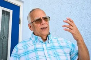 Louis Prevost enfrenta una recaída de mieloma múltiple y participa en un ensayo clínico bajo atención médica en Florida.